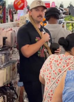Il improvise une annonce devant tous les clients du magasin