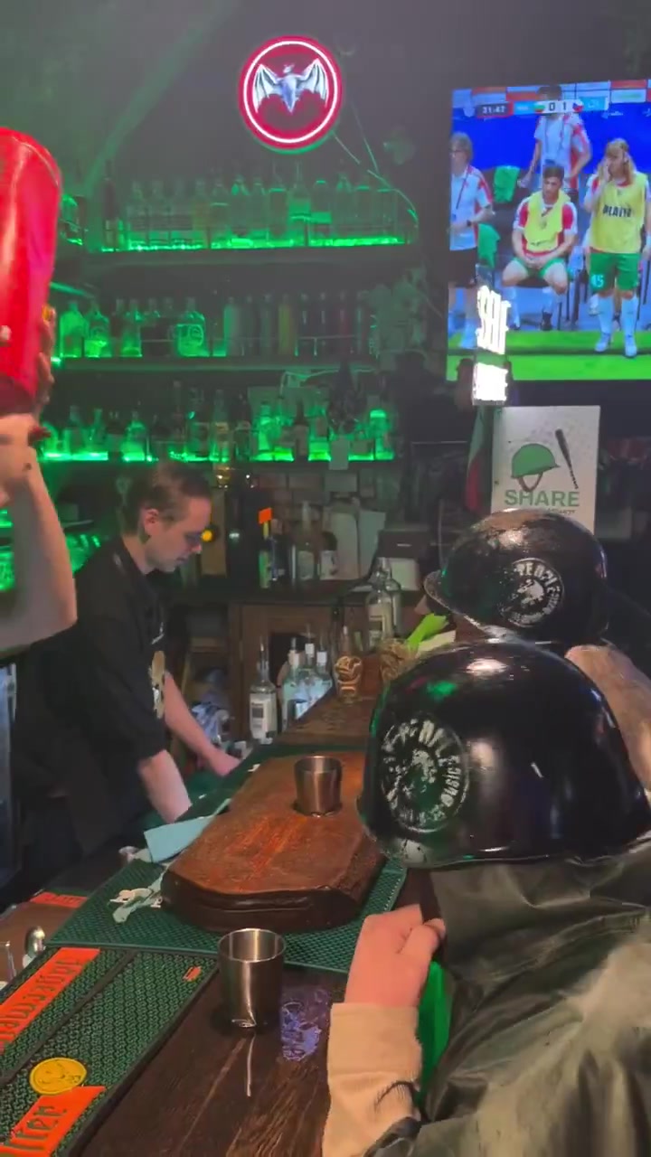 Un barman réalise une préparation spectaculaire au comptoir