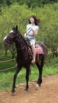 Son cheval se cabre soudainement pendant la promenade