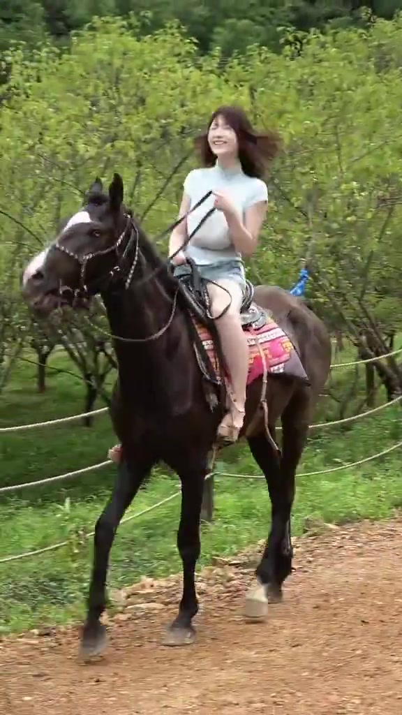 Son cheval se cabre soudainement pendant la promenade