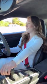 Une conductrice prend en main une voiture de sport