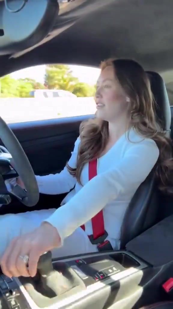 Une conductrice prend en main une voiture de sport