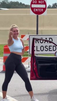 Elle profite d’une route barrée pour improviser une danse
