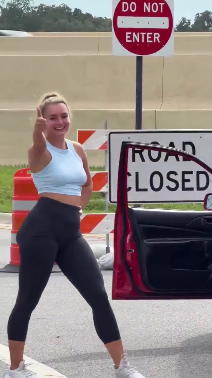 Elle profite d’une route barrée pour improviser une danse