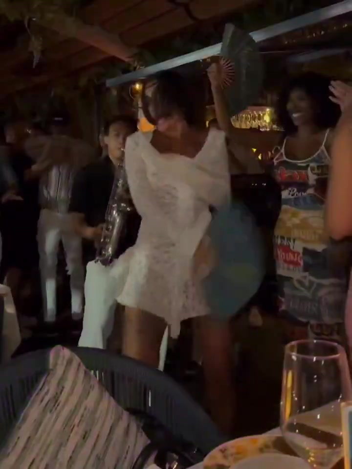 Elle danse au rythme du saxophone en pleine soirée