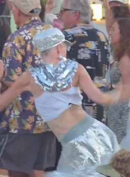 Une danseuse en tenue argentée met toute la foule dans l’ambiance