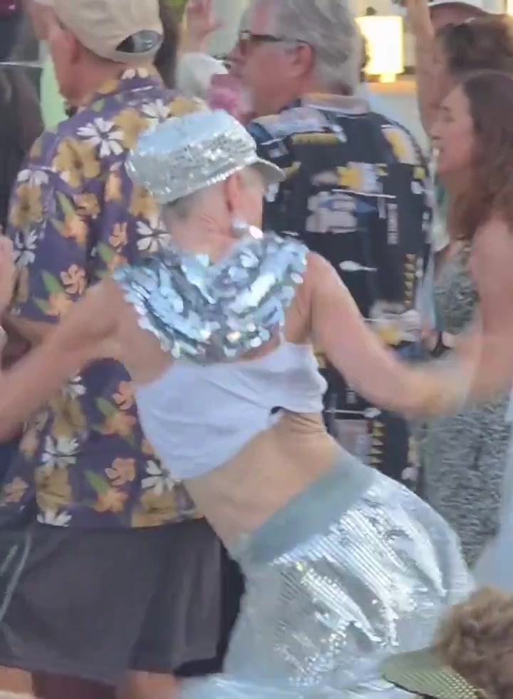 Une danseuse en tenue argentée met toute la foule dans l’ambiance