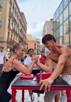 Elle défie un homme très musclé au bras de fer