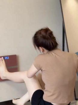 Elle tente un drôle de défi avec les pieds contre le mur