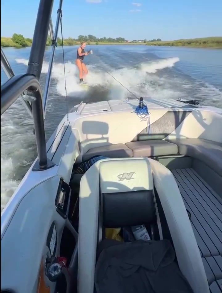 Deux personnes tentent de s’élancer derrière un bateau