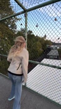 Elle tente d’escalader un grillage avec une méthode étonnante