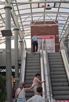 Un escalator récalcitrant piège plusieurs clients