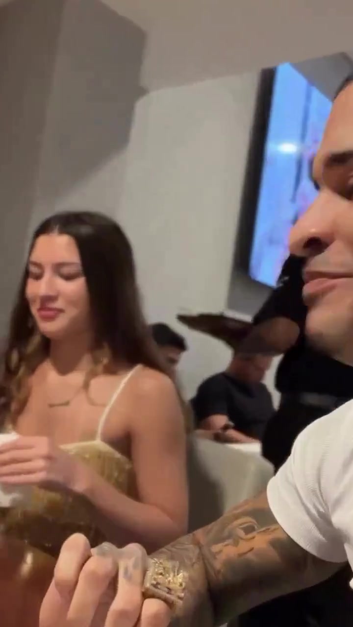 Sa façon de manger surprend toute la table
