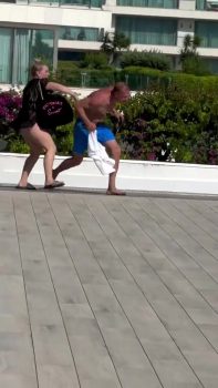 Un homme surgit derrière la haie au moment le moins attendu