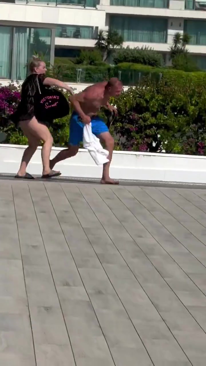 Un homme surgit derrière la haie au moment le moins attendu