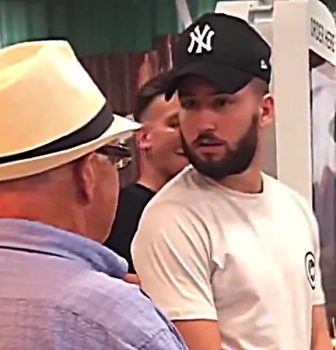 Un homme se fait surprendre au milieu d’une foule