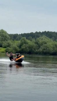 Un jet-ski arrive beaucoup trop près de leur barque