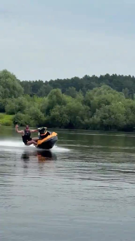 Un jet-ski arrive beaucoup trop près de leur barque