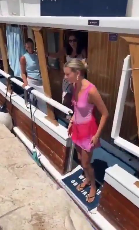Chaque passager a sa technique pour quitter ce voilier