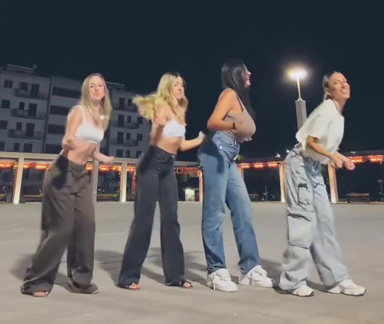 Quatre amies improvisent une danse parfaitement synchronisée