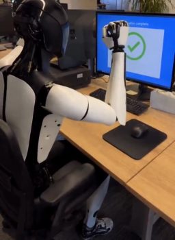 Un robot humanoïde réussit un test de vérification sur ordinateur