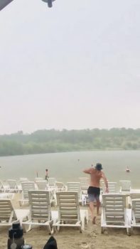 Son saut dans le lac ne se passe pas comme prévu