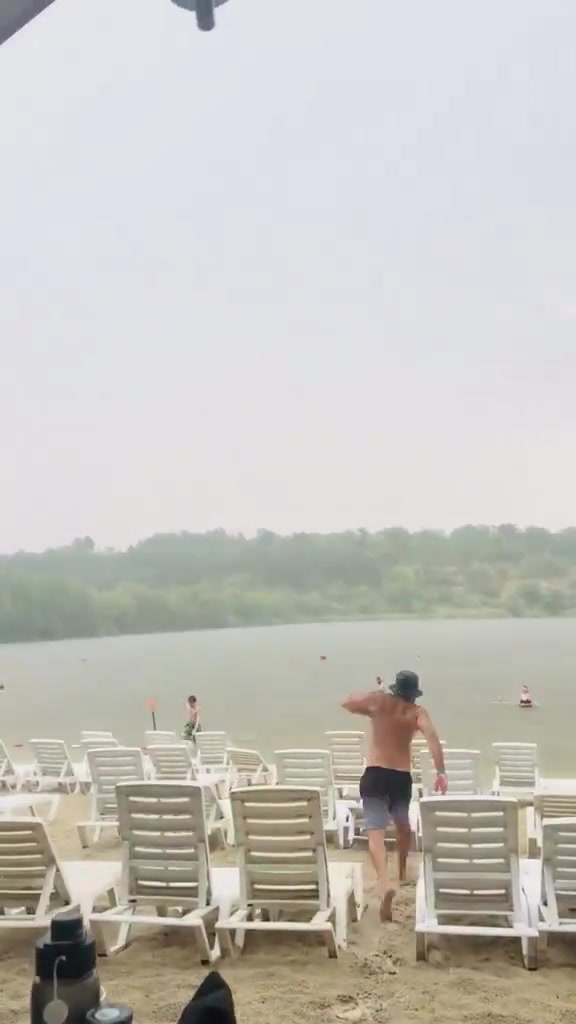 Son saut dans le lac ne se passe pas comme prévu