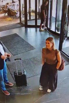 Une scène inattendue autour d’une valise dans un hall