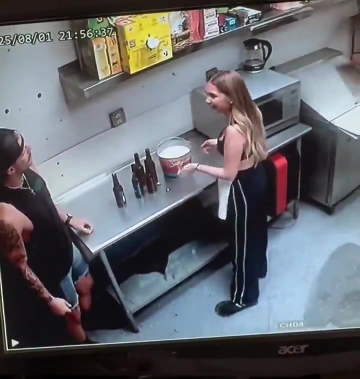 Une serveuse réalise un tour avec des bouteilles en cuisine
