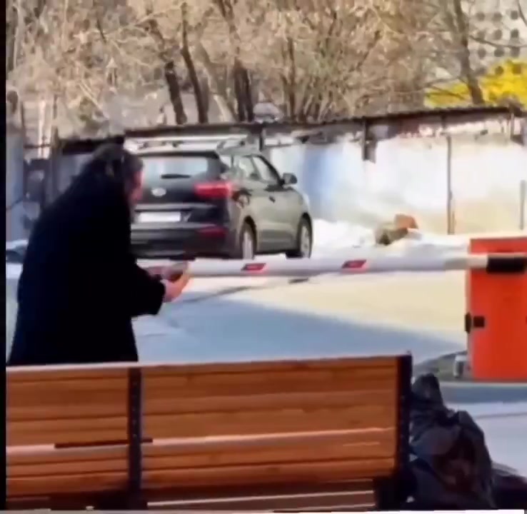 Un sosie de Keanu Reeves surprend les clients en terrasse