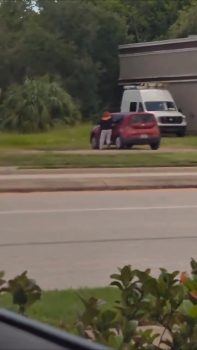 Un SUV traverse la route sans conducteur visible