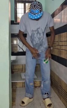 Son t-shirt gris révèle un motif au contact de l’eau