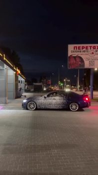 Cette voiture ressort du lavage encore couverte de mousse
