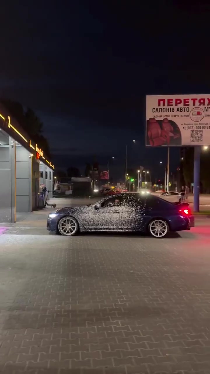 Cette voiture ressort du lavage encore couverte de mousse